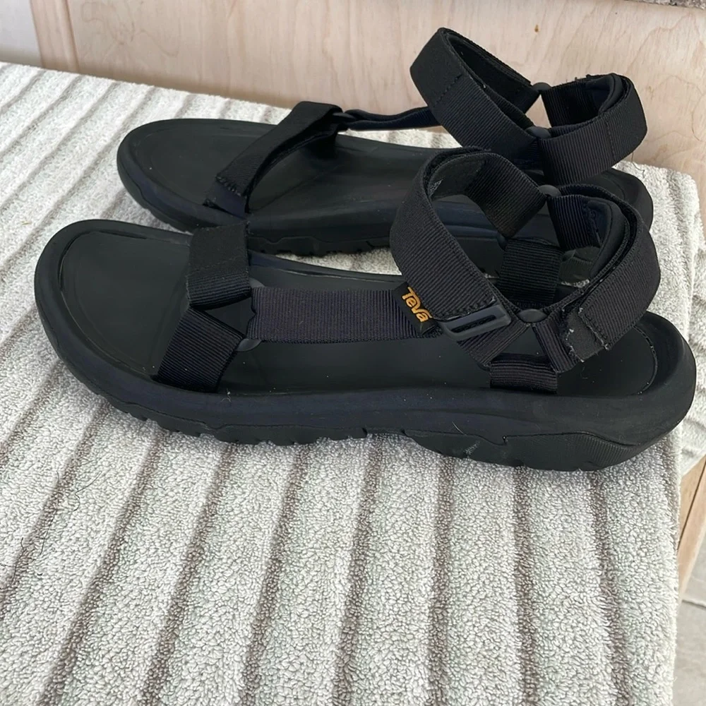 Men’s Black Hurricane Teva sandals size 11